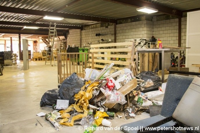 Vuil uit de omgekieperde container