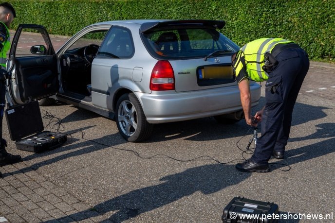 De politie voert een geluidsmeting uit