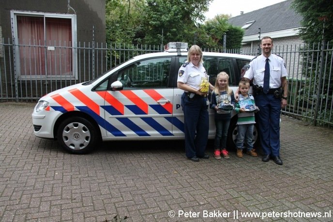 Links staat Isa, rechts Mike samen met de politie met hun prijzen.