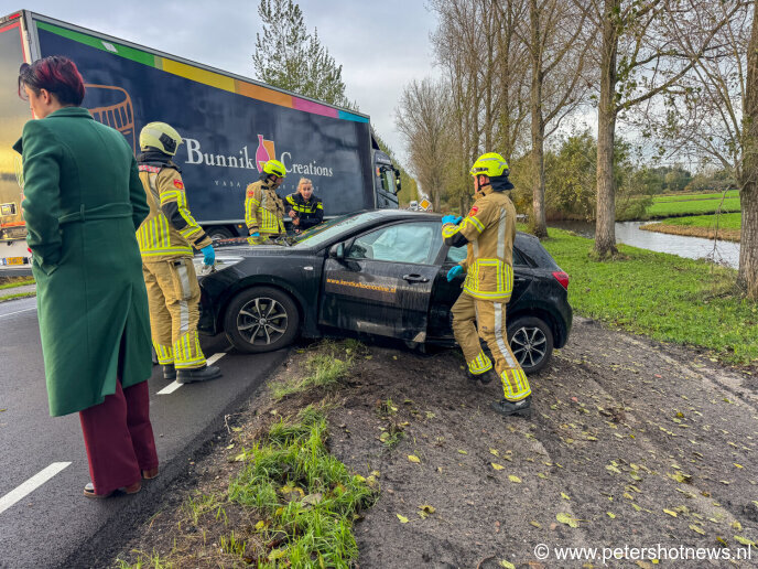 Brandweer bevrijdt bestuurster bij ongeluk in Mijdrecht