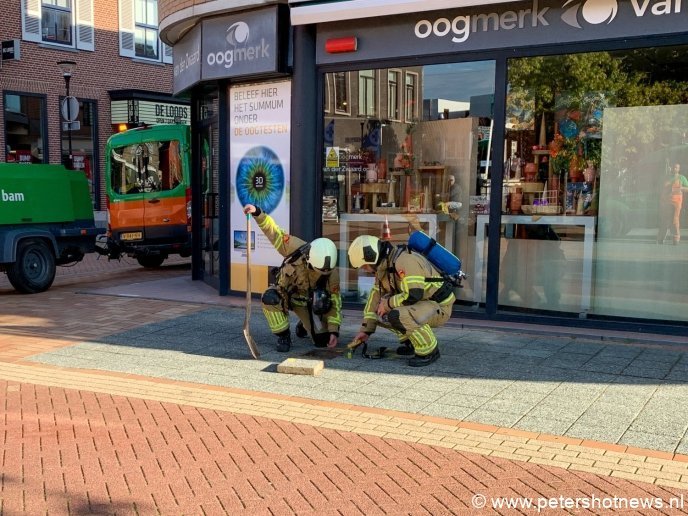 De eerste steen met een schep weghalen, veroorzaakte het gaslek