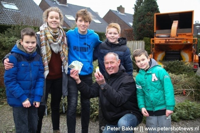 v.l.n.r. Ezra (10), Janiek (15), Thijmen (13), Wesley (11) en Levi (8) krijgen 150 euro van de gemeente.