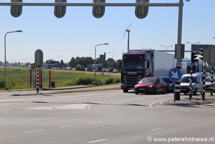 Lange file op de N201