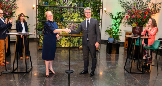 Rosan Kocken wordt door de Commissaris van de Koning, Hans Oosters, gefeliciteerd met haar benoeming.