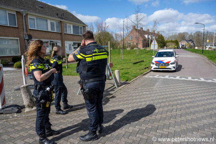 Agenten staan te posten in de Merelslag in De Hoef