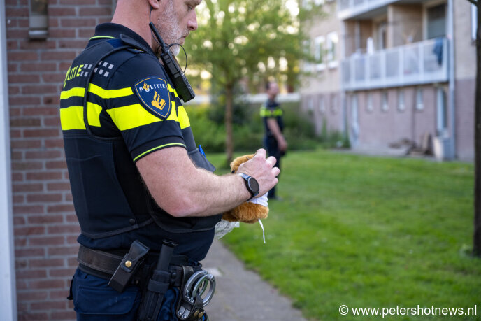Er werd ook een kindje van het balkon gered, de politie had daar een knuffeltje voor.