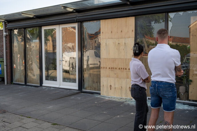 De eigenaren staan vrijdagmorgen verslagen te kijken bij de ravage