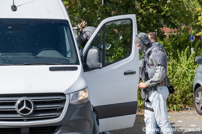 De DSI verzamelde bij de Hoofdweg in Mijdrecht voordat zij de inval gingen doen.