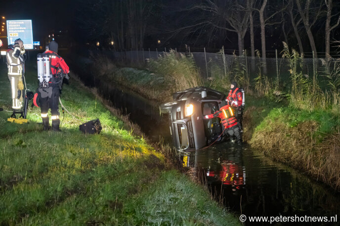 Auto te water N201 Mijdrecht, brandweer redt vrouw