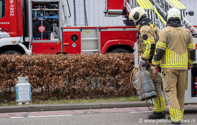 De brandweer heeft spullen van het onderhoudsbedrijf van het dak gehaald.