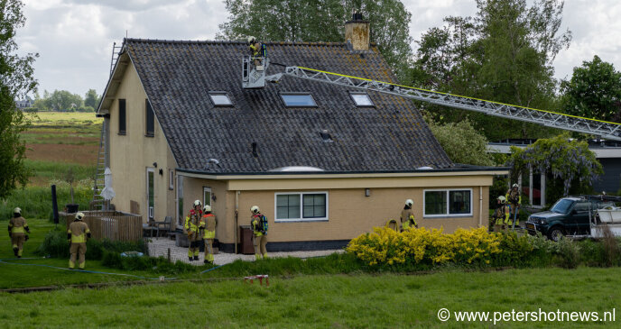 Brandweer in actie voor brand in dak Waverveen