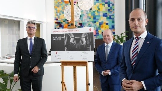 Foto: van links naar rechts: commissaris van de Koning Hans Oosters, burgemeester Maarten Divendal, Marc Janssen (Meld Misdaad Anoniem) .