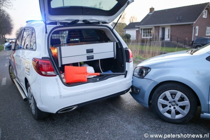 Een klein ongeluk met de politieauto ter plaatse