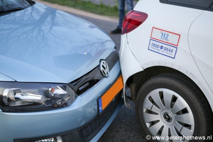 Een klein ongeluk met de politieauto ter plaatse