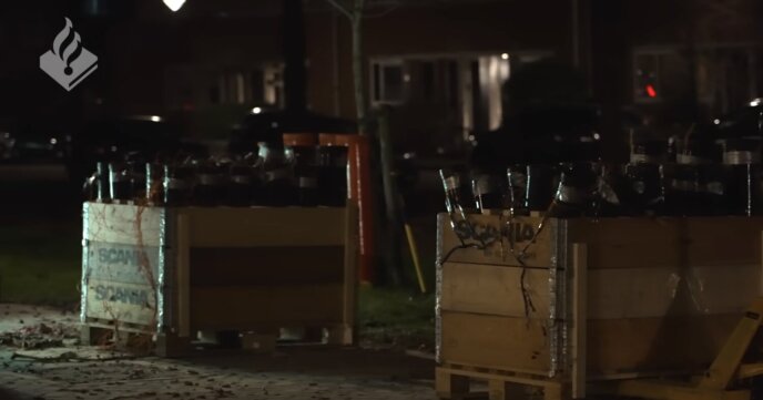 Politievlog onthult: 1000 kilo illegaal vuurwerk in woonwijk Wilnis