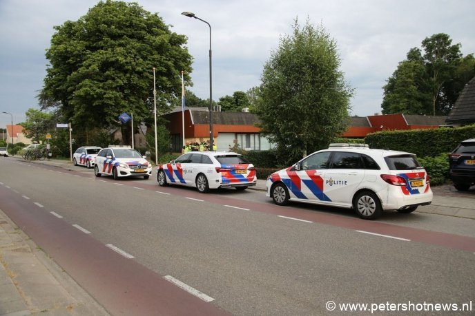 Op het politiebureau verzamelden veel agenten zich