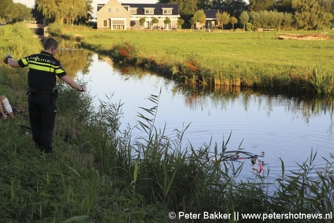 Agent vist fiets uit het water