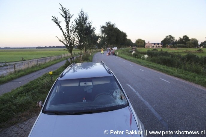 Links het fietspad,bovenin de foto de flauwe bocht, die wielrenners reden op het wegdek.