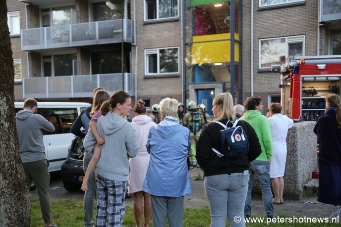 Buurtbewoners vangen andere buurtbewoners op.