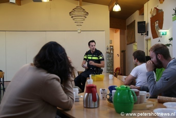 De bewoners worden bijgepraat door de politie in de opvanglocatie.