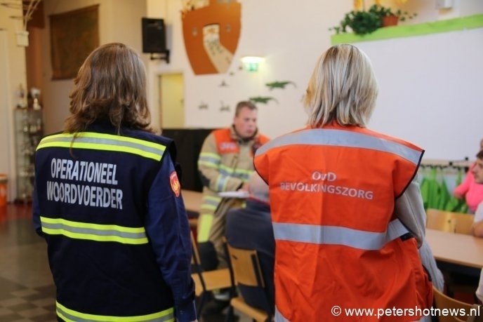 Woordvoerder van de brandweer en medewerker gemeente aanwezig in de opvang