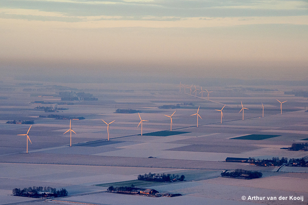 Luchtfoto windmolens sneeuws Arthur van der Kooij